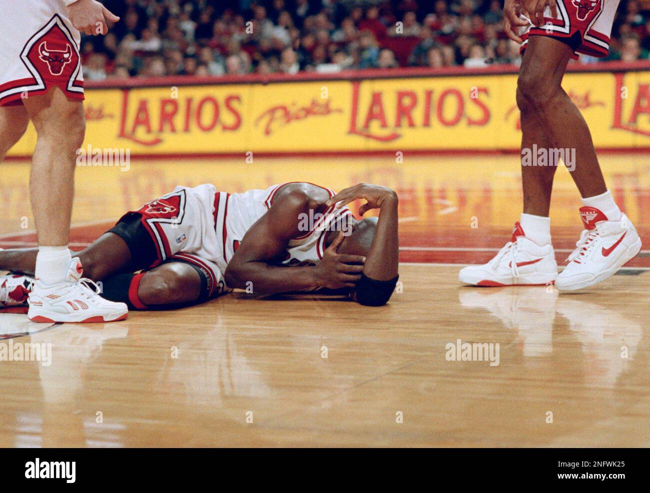 Chicago Bulls' Michael Jordan hits the floor after sustaining an injury in  the first half against the San Antonio Spurs at Chicago Stadium, Jan. 17,  1992. Jordan later returned to the game, image size:1300x987