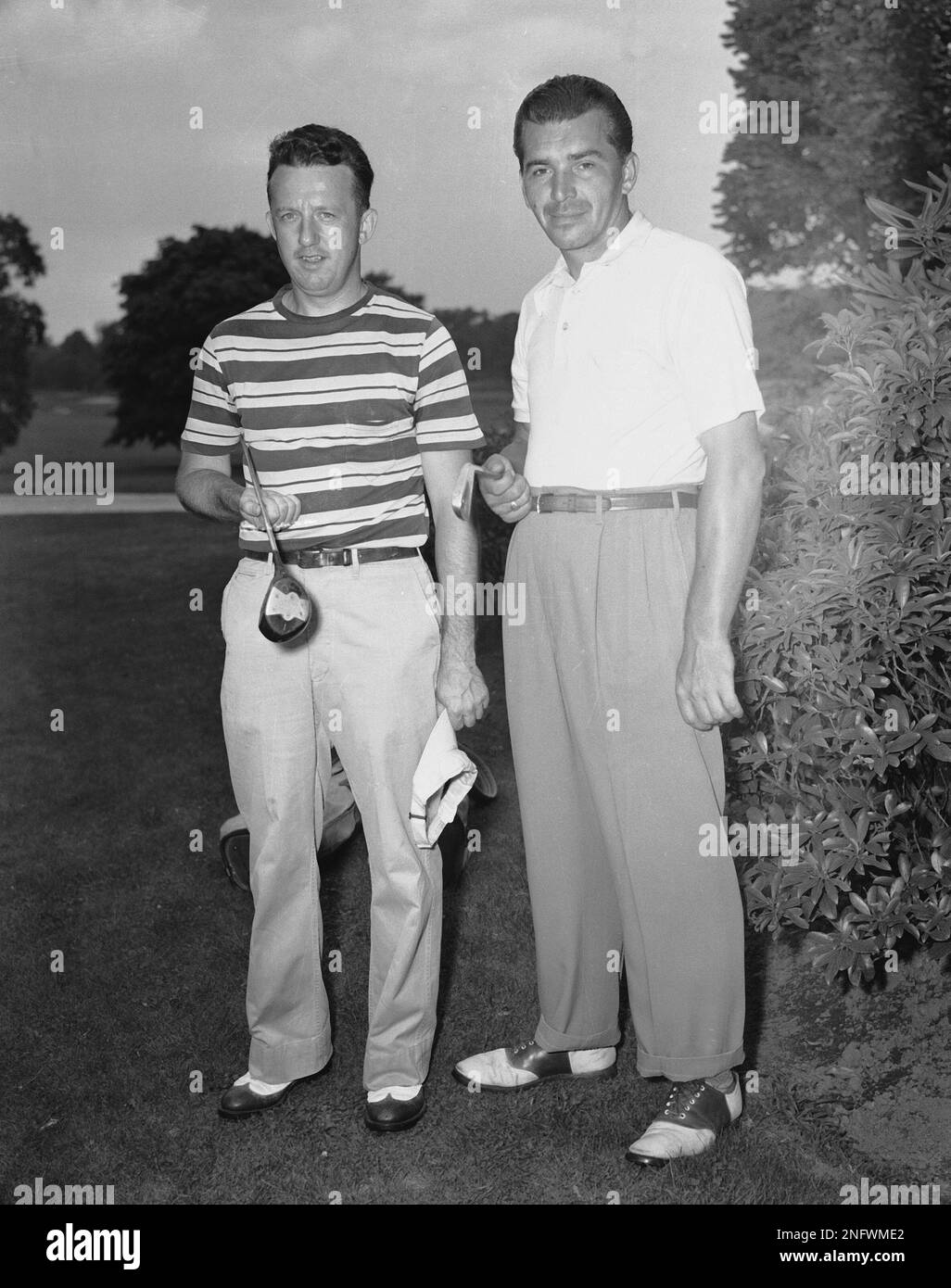 https://c8.alamy.com/comp/2NFWME2/golfer-ray-billows-of-poughkeepsie-ny-left-metropolitan-amateur-golf-champion-and-julius-boros-of-bridgeport-conn-pose-together-at-deepdale-country-club-in-great-neck-ny-aug-18-1948-boros-carded-a-135-and-billows-a-141-to-pace-the-field-of-68-seeking-14-qualifying-spots-for-the-national-amateur-golf-tournament-ap-photo-2NFWME2.jpg