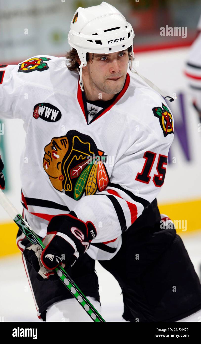 Chicago Blackhawks center Tuomo Ruutu, of Finland, warms up before facing  the Colorado Avalanche before an NHL hockey game in Denver on Friday, Jan.  18, 2008. (AP Photo/David Zalubowski Stock Photo - Alamy