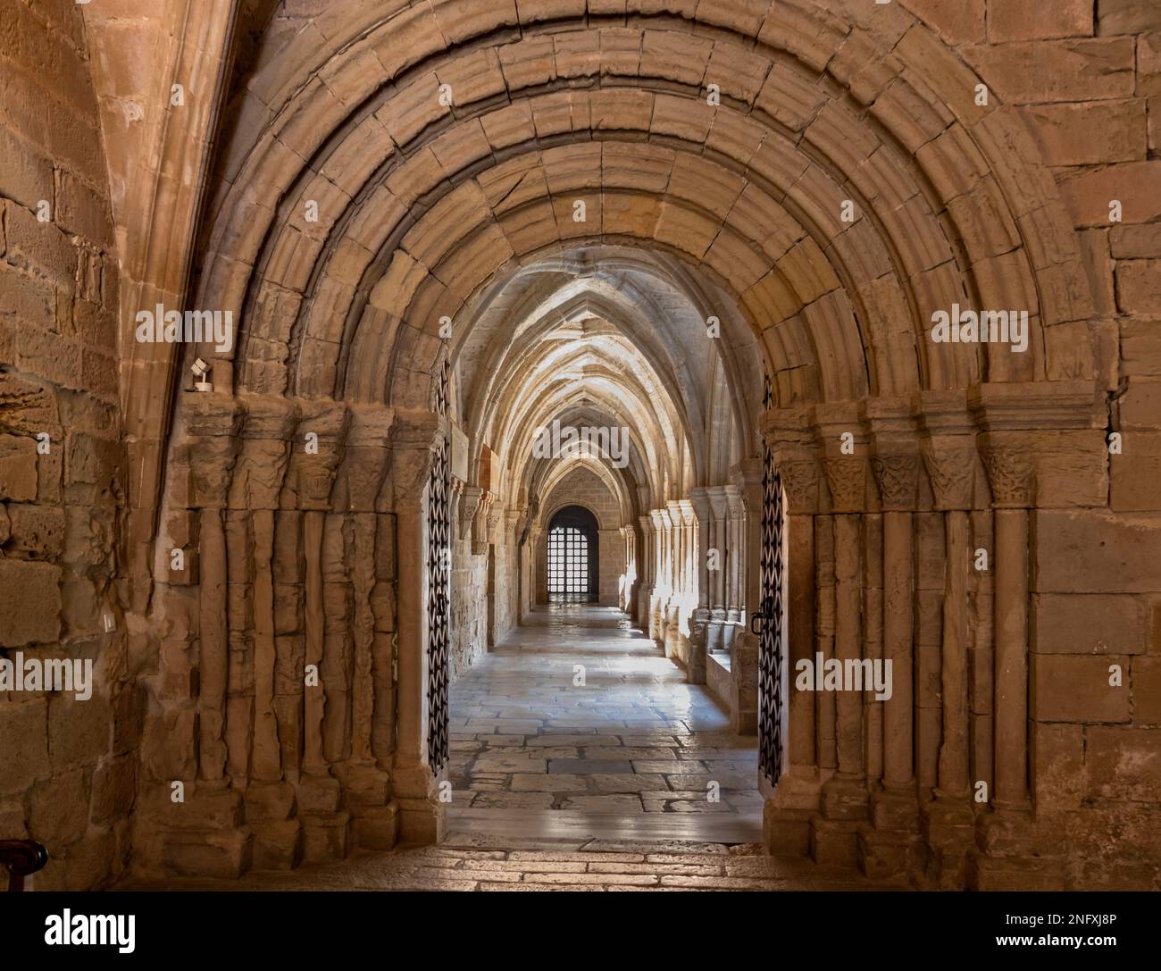 Monasterio de Poblet. Esta puerta románica es la que da acceso al claustro. Hasta que no existió la muralla medieval, estuvo a la intemperie. Tarragon Stock Photo