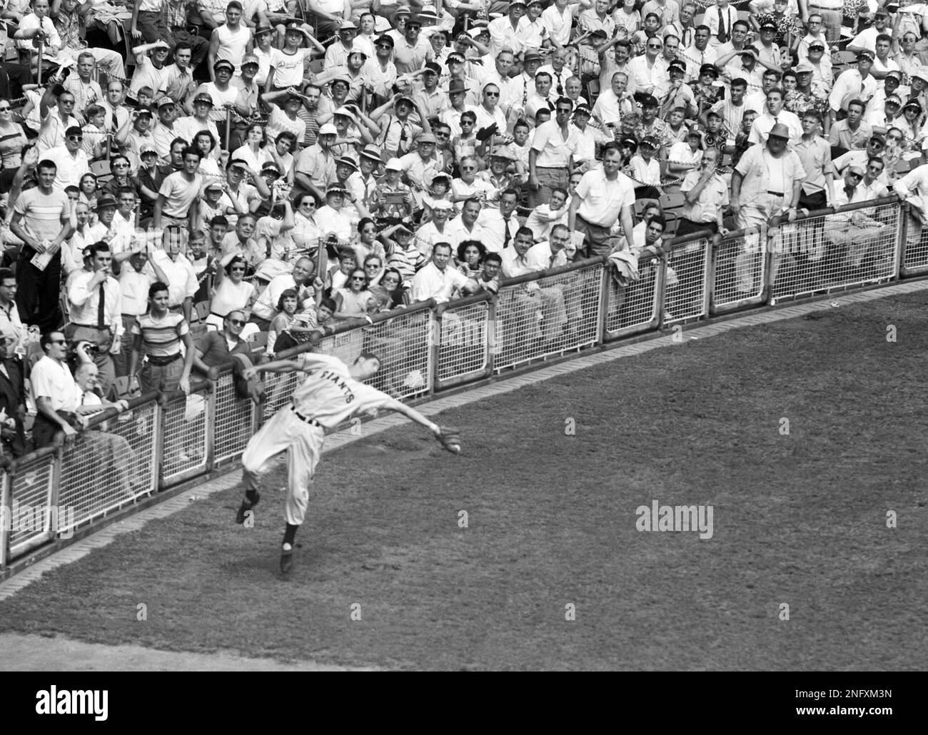 New York Giants' third baseman Bobby Thomson makes a spectacular catch ...