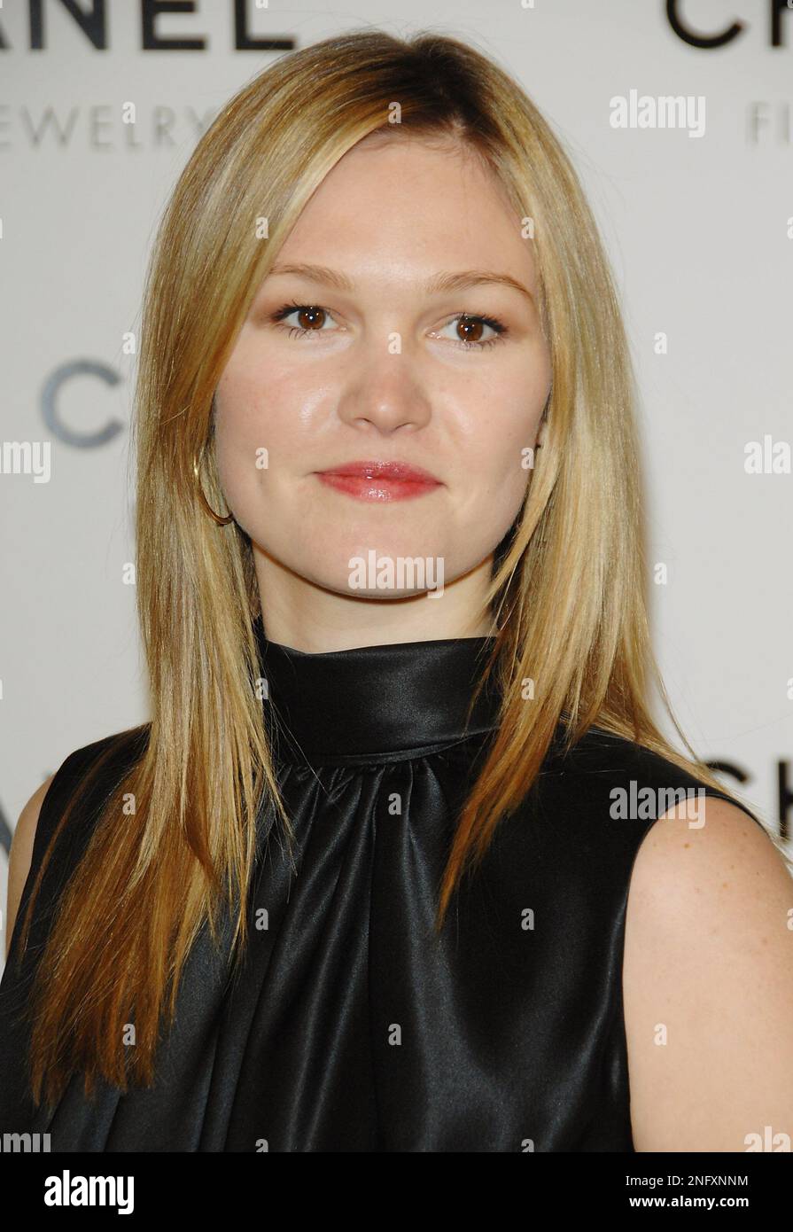 Actress Julia Stiles attends the Chanel "A Night of Diamonds" dinner at The  Plaza, Wednesday, Jan. 16, 2008 in New York. (AP Photo/Evan Agostini Stock  Photo - Alamy