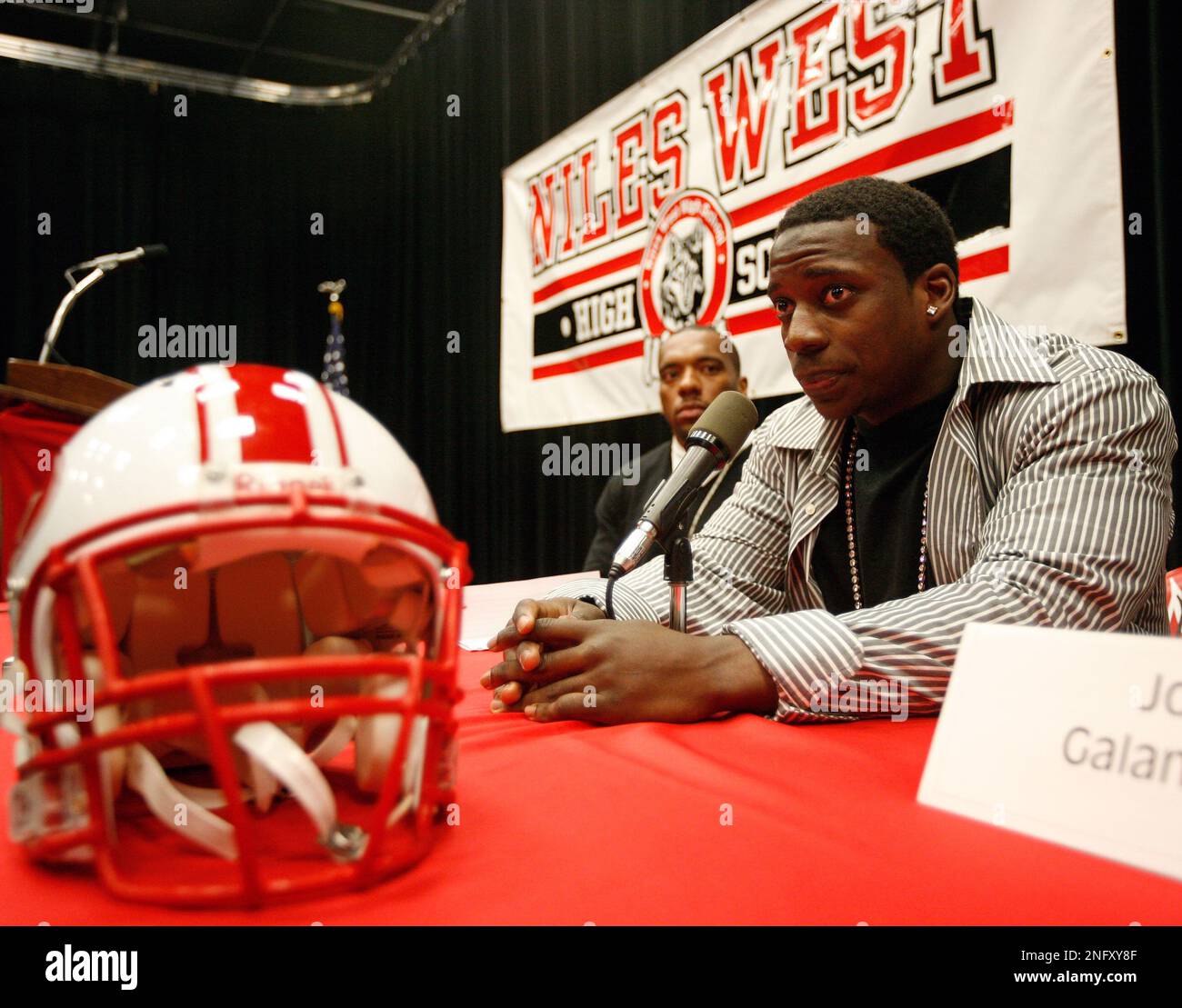 Illinois junior running back Rashard Mendenhall speaks during a news  conference at his former high school in Skokie, Ill., Thursday, Jan. 10,  2008. Mendenhall, the Big Ten offensive player of the year,, image size:1300x1109