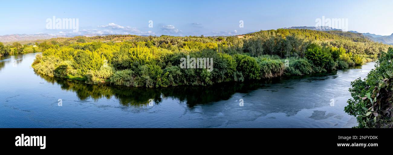 Meandro del río Ebro desde un mirador en la localidad de Miravet, uno de los pueblos más bonitos de Tarragona, España Stock Photo