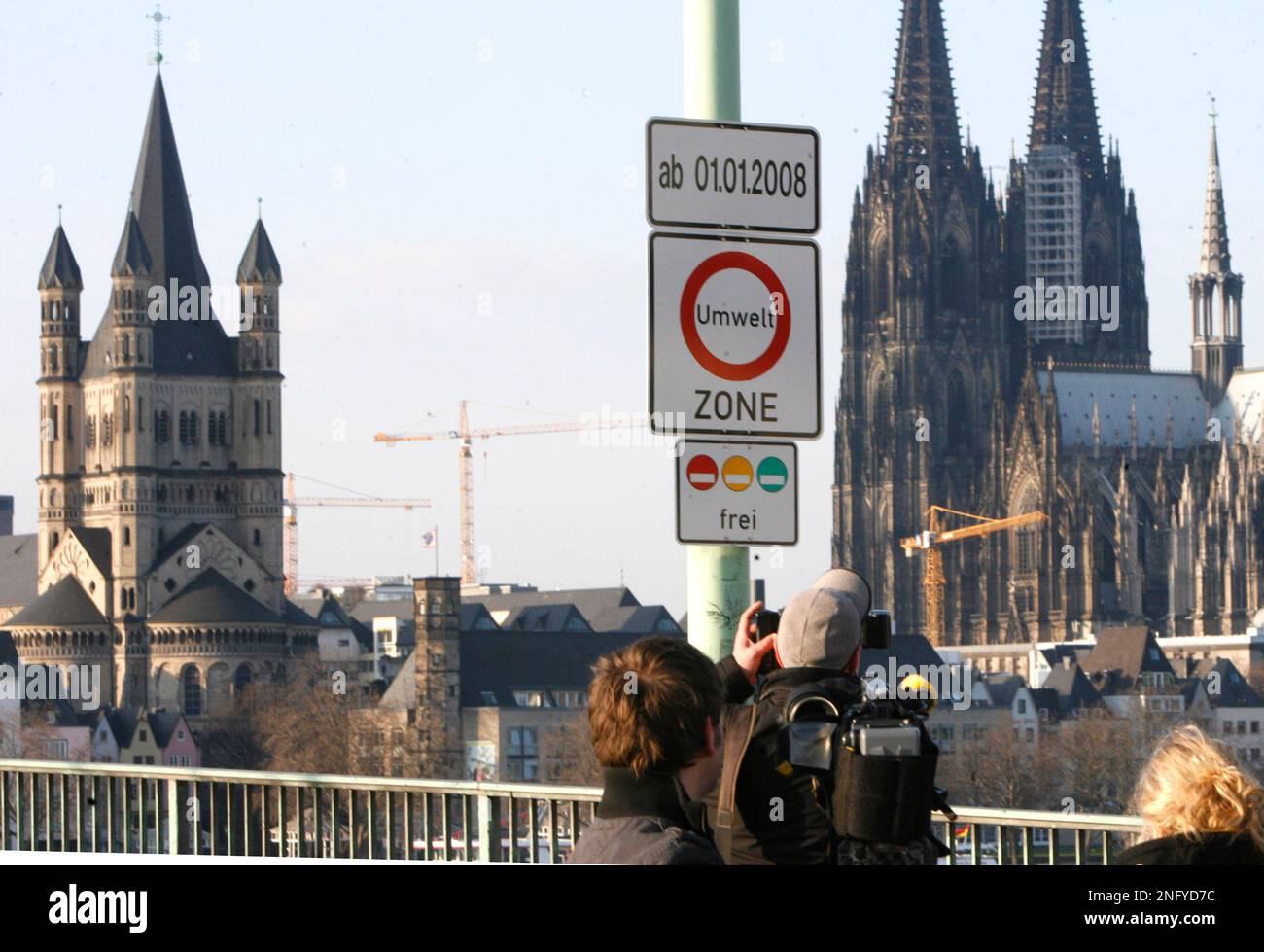 Ein Verkehrsschild weist am Montag, 17. Dezember 2007 in Koeln darauf