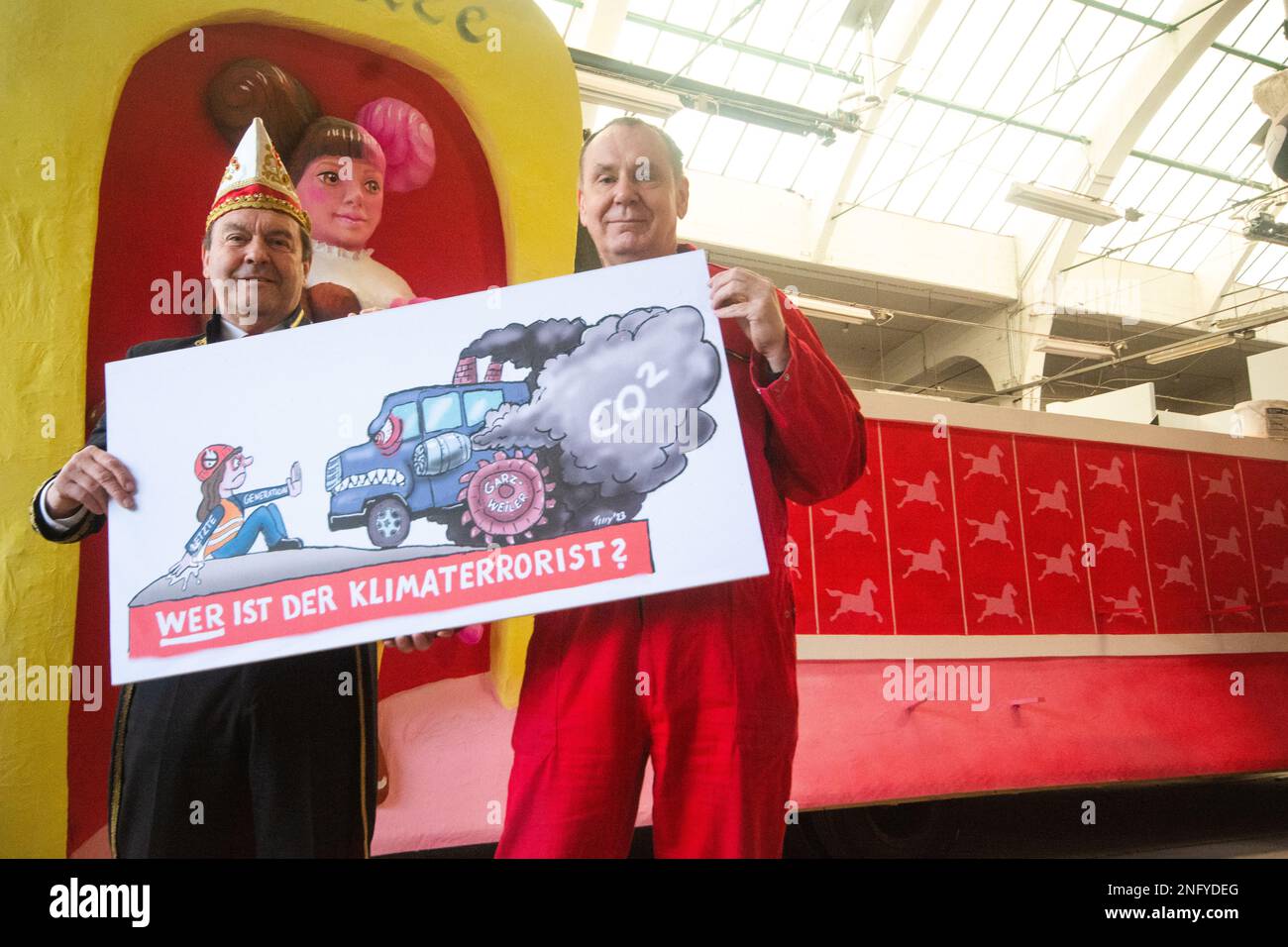 Duesseldorf, Germany. 17th Feb, 2023. Jacques Tilly, the carnival float builder, and Hans Juergen Tuellmann, director of the Duesseldorf carnival committee, are holding the placard of the new 2023 motto carnival float design to the press during the press conference introducing the new 2023 motto carnival float for the Rose Monday Parade in Duesseldorf, Germany on February 17, 2023 (Photo by Ying Tang/NurPhoto). Credit: NurPhoto SRL/Alamy Live News Stock Photo