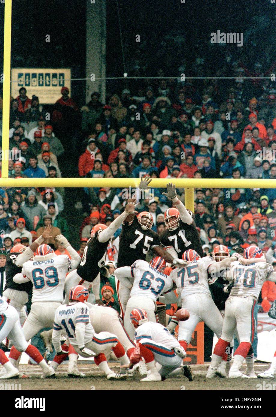 Buffalo Bills kicker Scott Norwood (11) walks off the field after missing a  47-yard field goal on the last play of the game, clinching a 20-19 victory  for the New York Giants