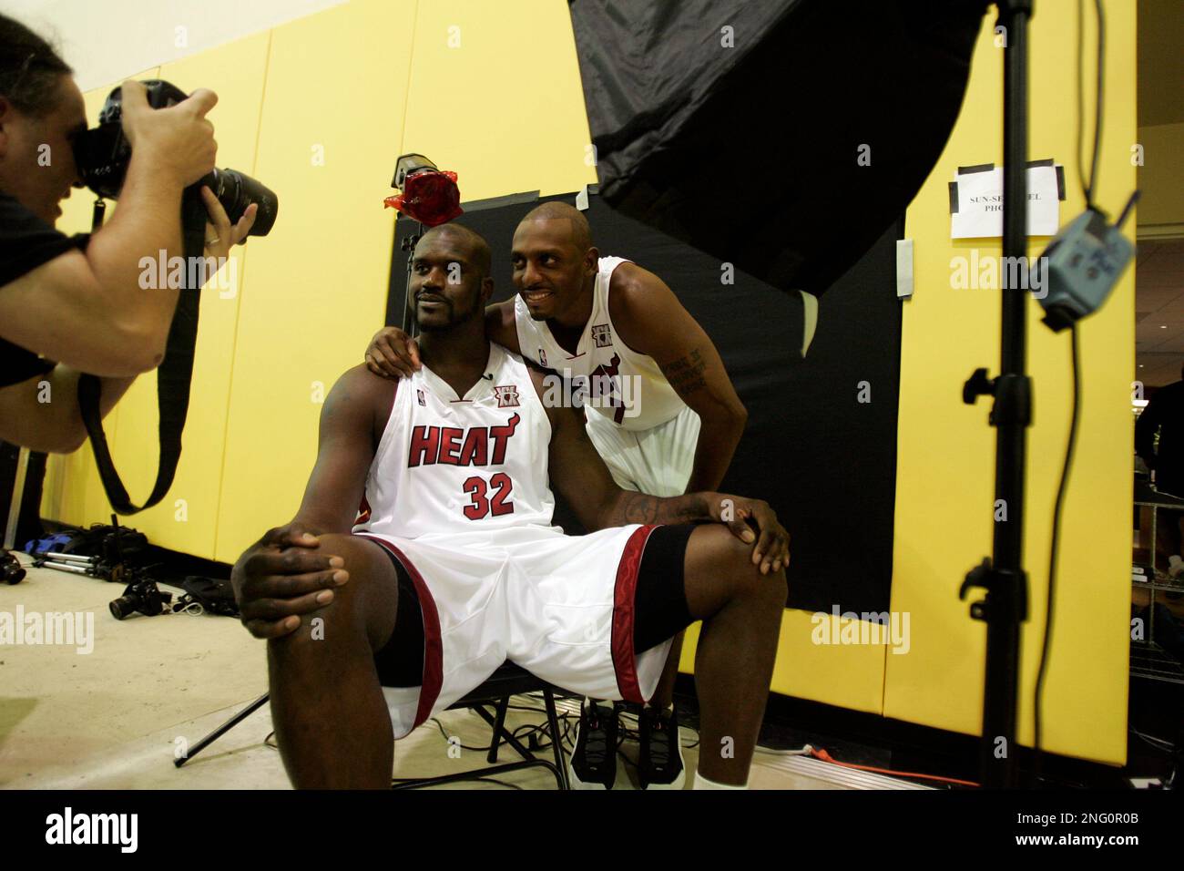 Miami Heat guard Anfernee 'Penny' Hardaway poses with Shaquille O'Neal (32)  at media day. (AP Photo/J. Pat Carter Stock Photo - Alamy