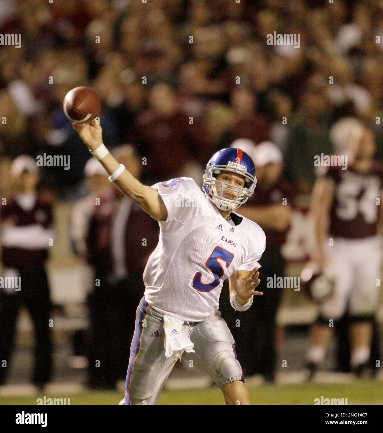 Kansas quarterback Todd Reesing passes during a college football game against Texas A&M, Saturday, Oct. 27, 2007, in College Station, Texas. (AP Photo/Matt Slocum) Stock Photo