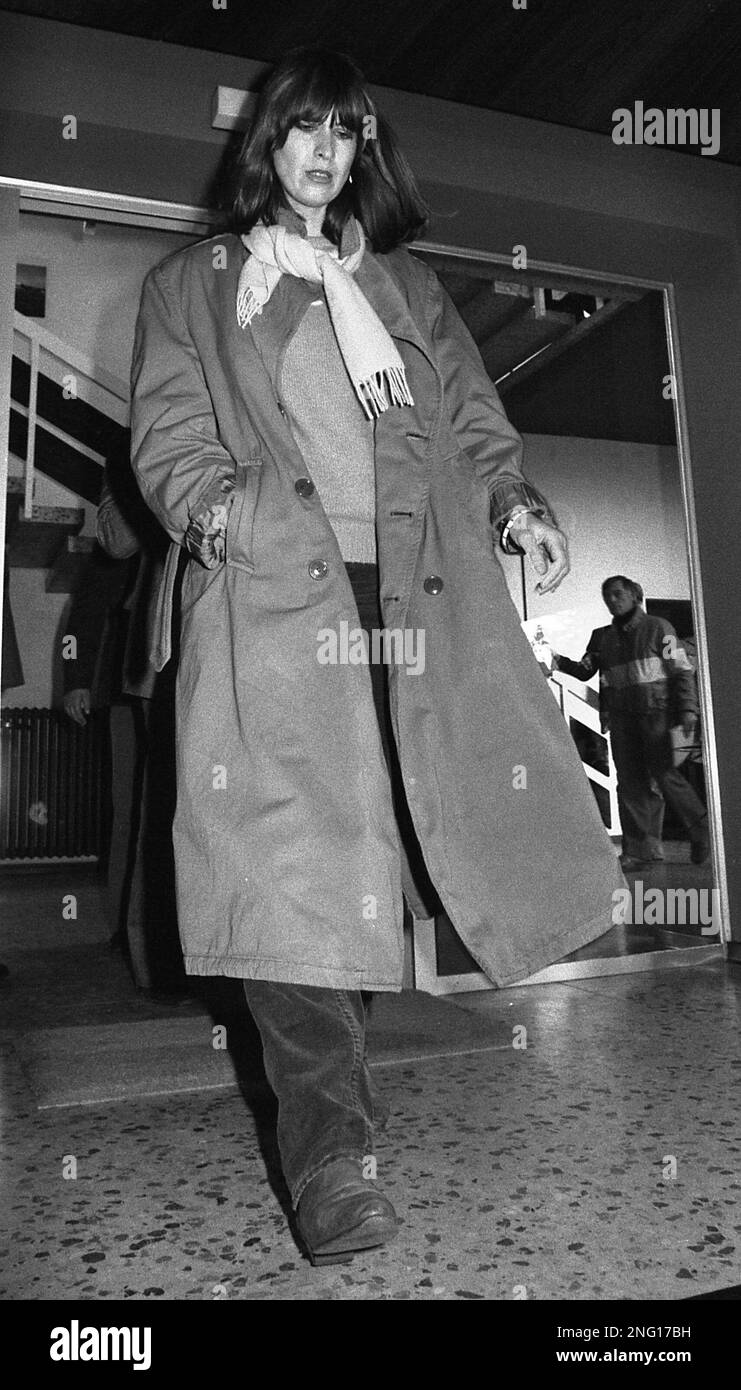 32-year-old Marianne Bachmeier arrives at Luebeck's, West Germany, Landratsamt (District Office), Friday November 5, 1982, where she stands trial charged with the killing of Klaus Grabowski, the alleged murder of her 7-year-old daughter Anna in a Luebeck court room with eight shots in the back in March 1981. Mrs. Bachmeier is not arrested and appears at court minutes before the opening from an unknown place. (AP Photo/Helmuth Lohmann) Stock Photo