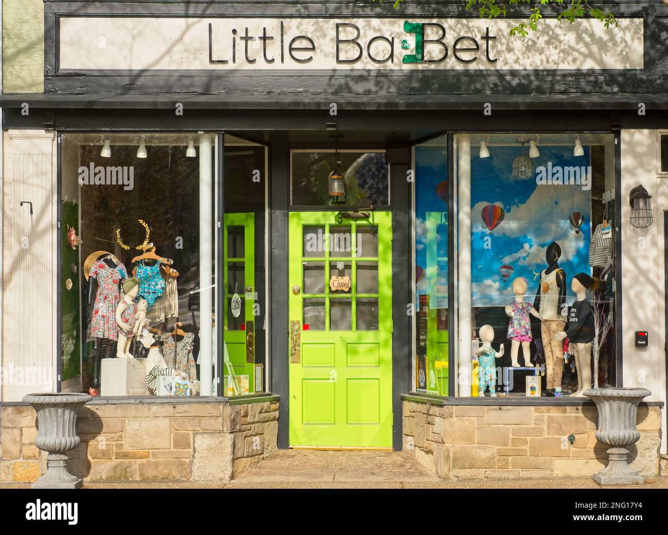 CHAGRIN FALLS, OH, USA - APRIL 30, 2022: The Little Ba-bet shop, a boutique clothing store for babies and children (Babet is French and Yiddish for ba Stock Photo