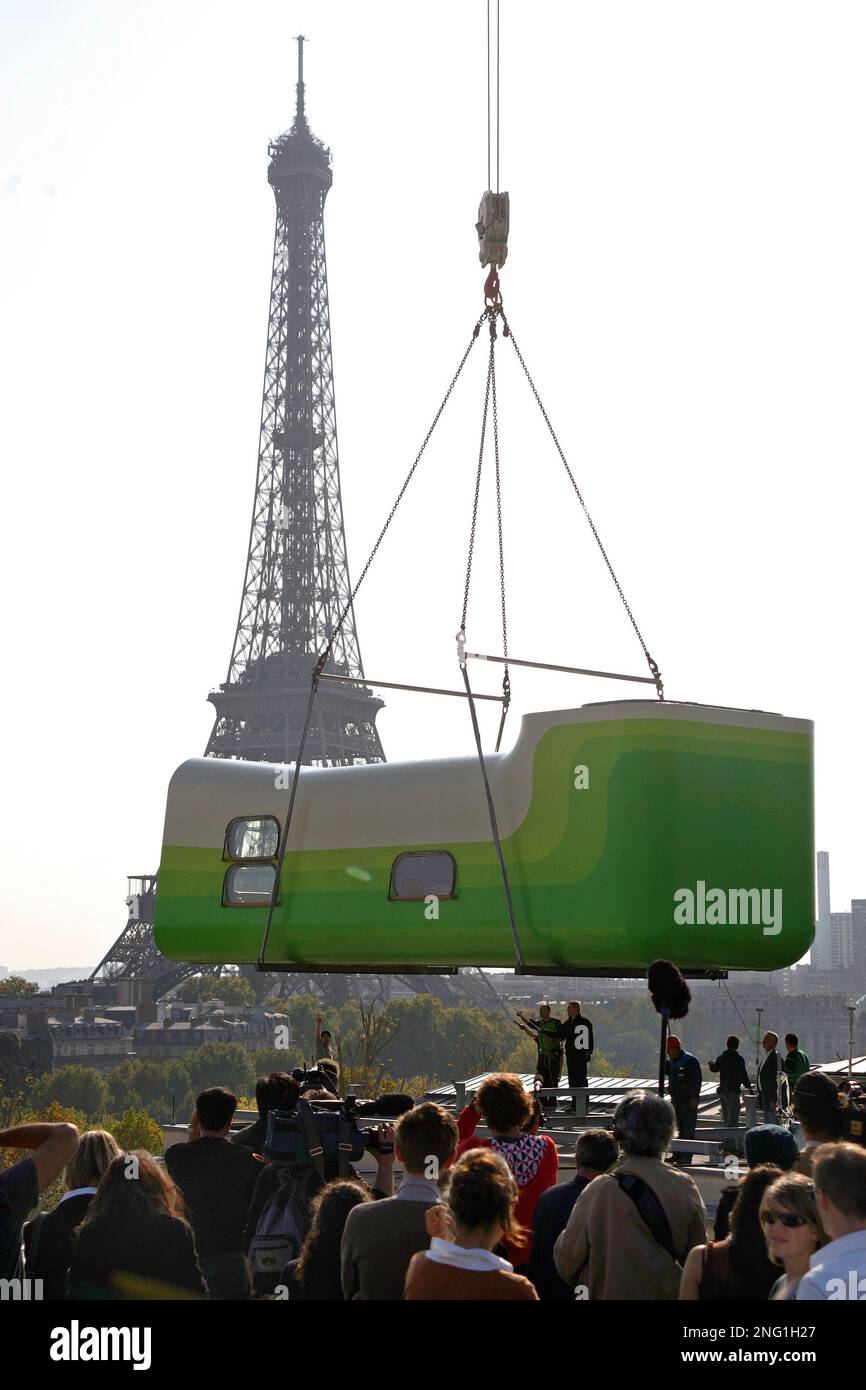 Hotel Everland, a one-room hotel conceived and designed by Swiss artists Sabina Lang and Daniel Baumann, is being lifted by a giant crate and installed on the rooftop of the Palais de Tokyo Museum of Modern Art in Paris, Tuesday, Oct. 16, 2007. The hotel, including a bathroom, a king-size bed and a lounge, will stay in Paris until the end of 2008, and will be available for bookings at a price of 333 euros per night between Sundays and Wednesdays, and 444 euros between Thursdays and Saturdays, offering a unique view over the Eiffel tower and the Seine river. (AP Photo/Remy de la Mauviniere) Stock Photo