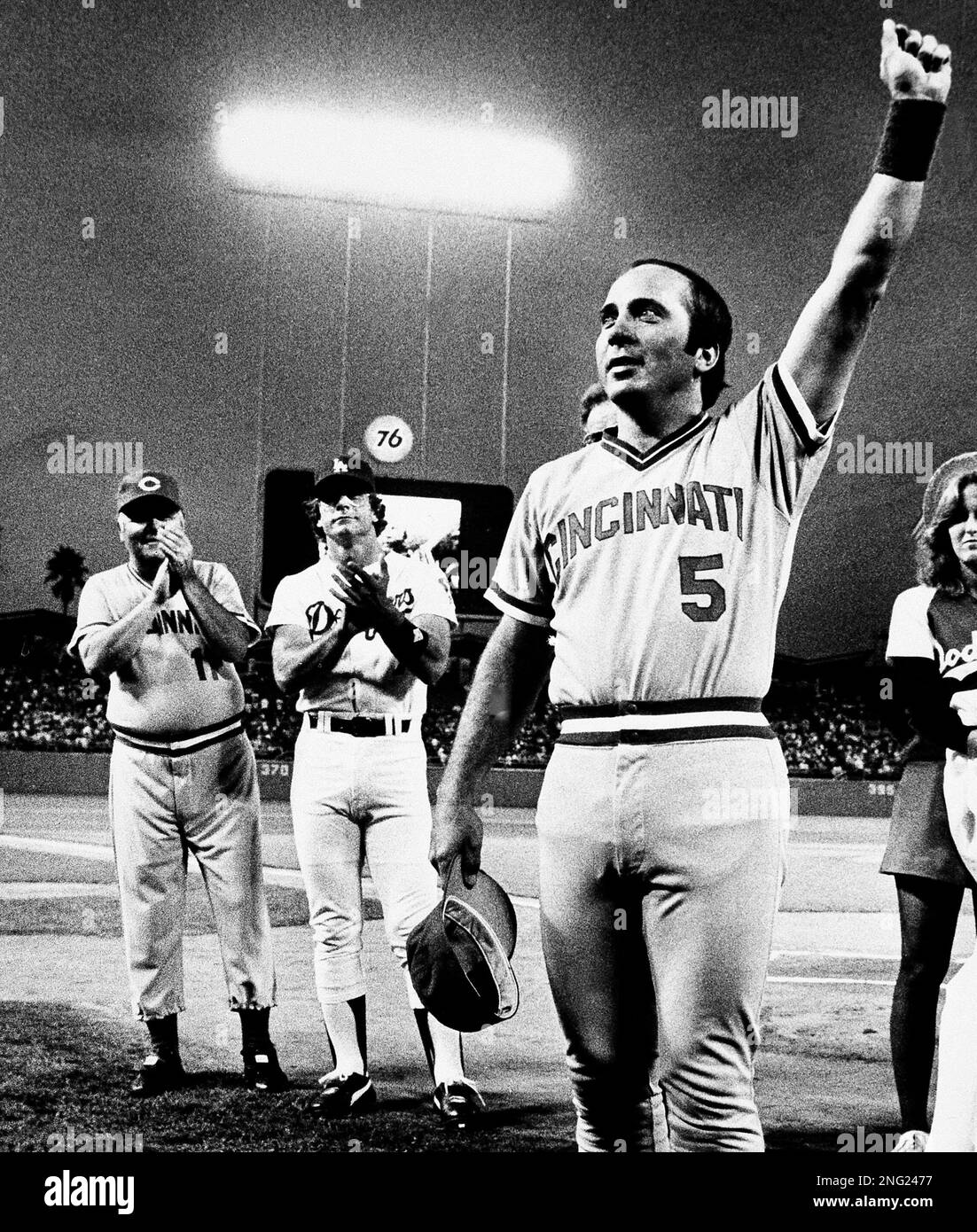 Cincinnati Reds' catcher Johnny Bench waves farewell to fans during a