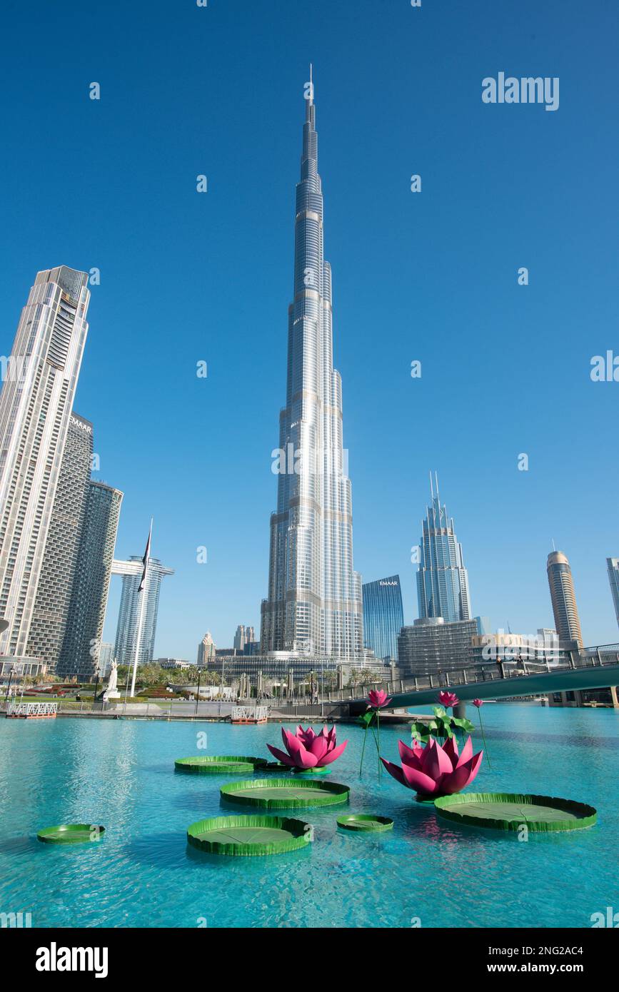Burj Kalifa, Dubai in the morning sunshine Stock Photo Alamy