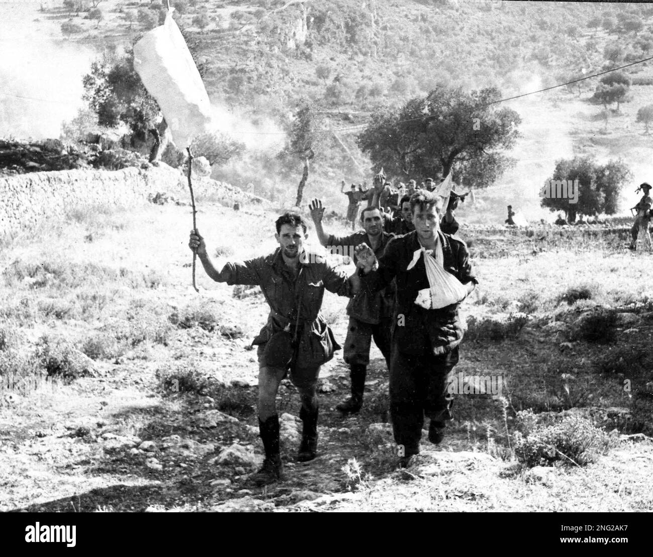 Italian Troops Italian soldiers waving white flags, surrender to British troops after ...