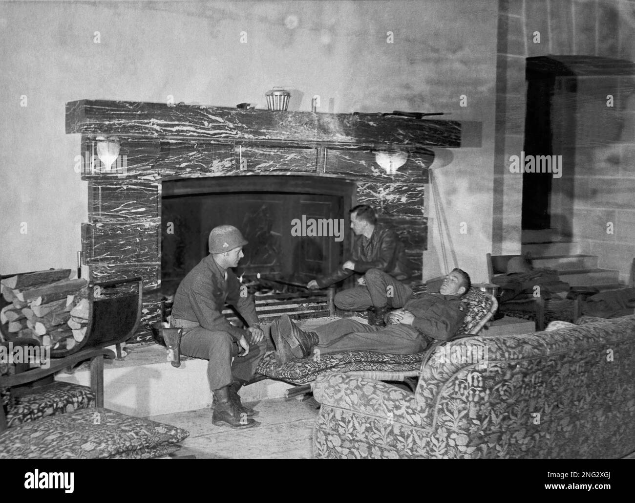 https://c8.alamy.com/comp/2NG2XGJ/fireplace-of-hitlers-retreat-at-the-eagles-nest-berchtesgaden-as-men-of-the-101st-airborne-div-detailed-to-guard-the-premises-june-8-1945-toast-marshmallows-and-take-it-easy-in-front-of-the-fireplace-in-the-huge-room-where-the-fuehrer-used-to-entertain-ap-photoiiaacker-2NG2XGJ.jpg