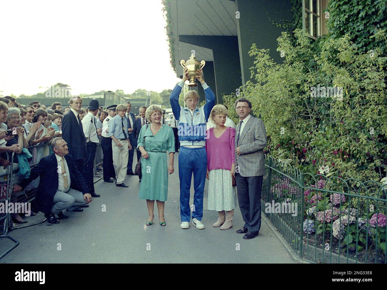 Photo Vintage Boris Becker - Trophy Wimbledon 90s - Tirage Original