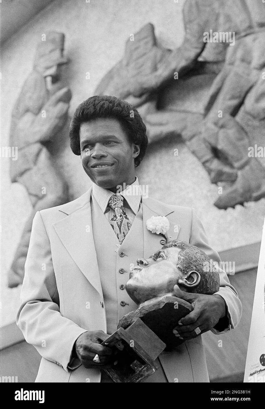 Former Chicago Bears star Gale Sayers poses after his induction into the Pro Football Hall of