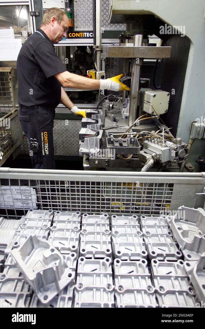 Ein Mitarbeiter der Continental AG komplettiert am Mittwoch, 8. August