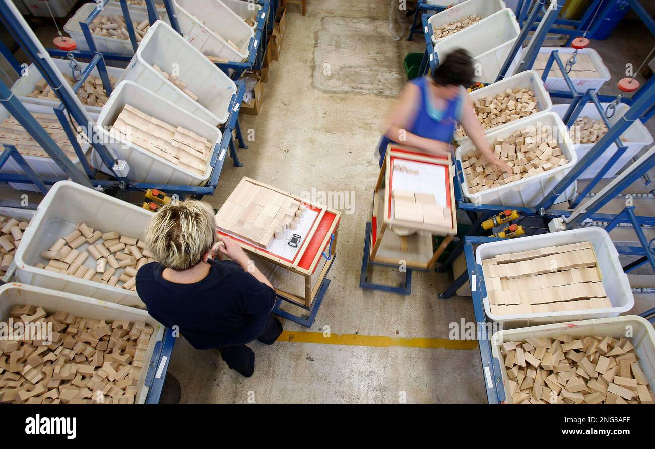 Montagearbeiterinnen komplettiert am Dienstag, 14. August 2007,  Spielezeugkisten mit Holzbausteinen beim Spielzeughersteller HABA  (Habermass GmbH) im bayerischen Bad Rodach. Das 1938 gegruendete  Unternehmen vertreibt als HABA-Gruppe hochwertiges ...