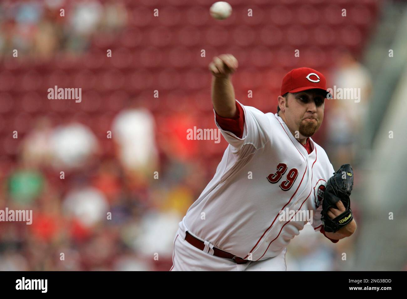 Los Angeles Dodgers' Greg Maddux pitches against the Cincinnati Reds during  the first inning of a baseball game in Los Angeles on Wednesday, Aug. 30,  2006.(AP Photo/Francis Specker Stock Photo - Alamy