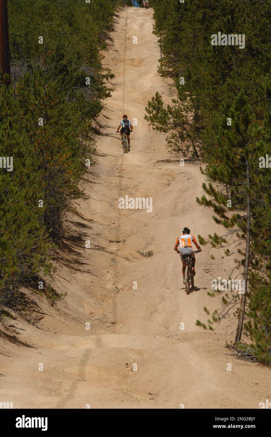 David Wiens, at top, and 2006 Tour de France winner Floyd Landis battle throughout the Leadville