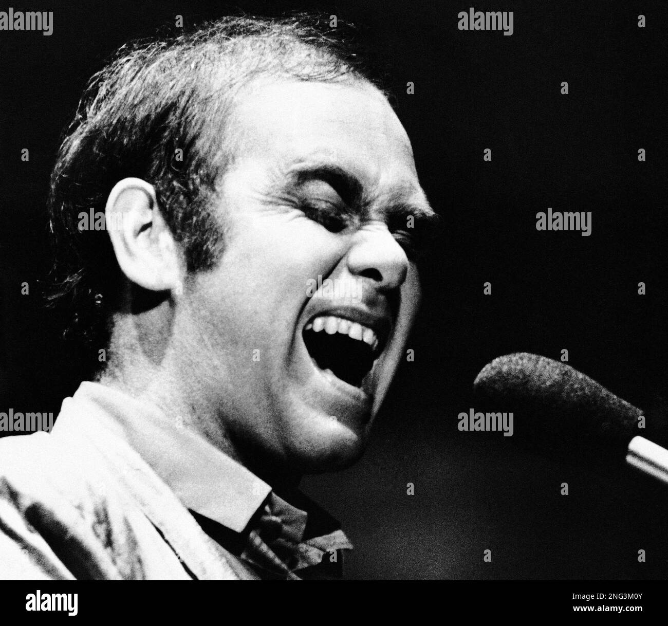Singer Elton John, sporting his new hair transplant, performs at the Universal Amphitheatre in