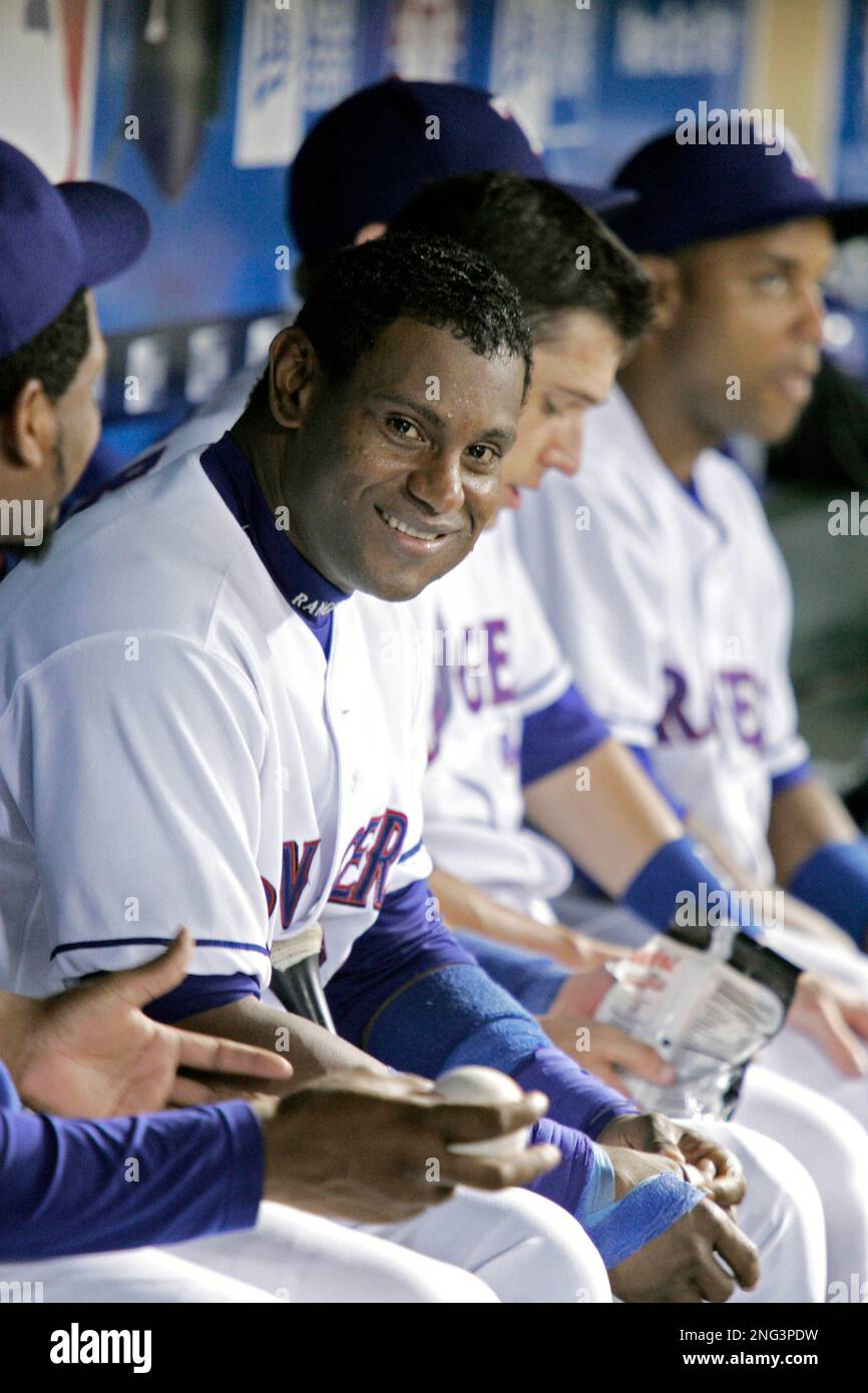 Video: Ian Kinsler waves to Rangers' dugout after hitting homer in