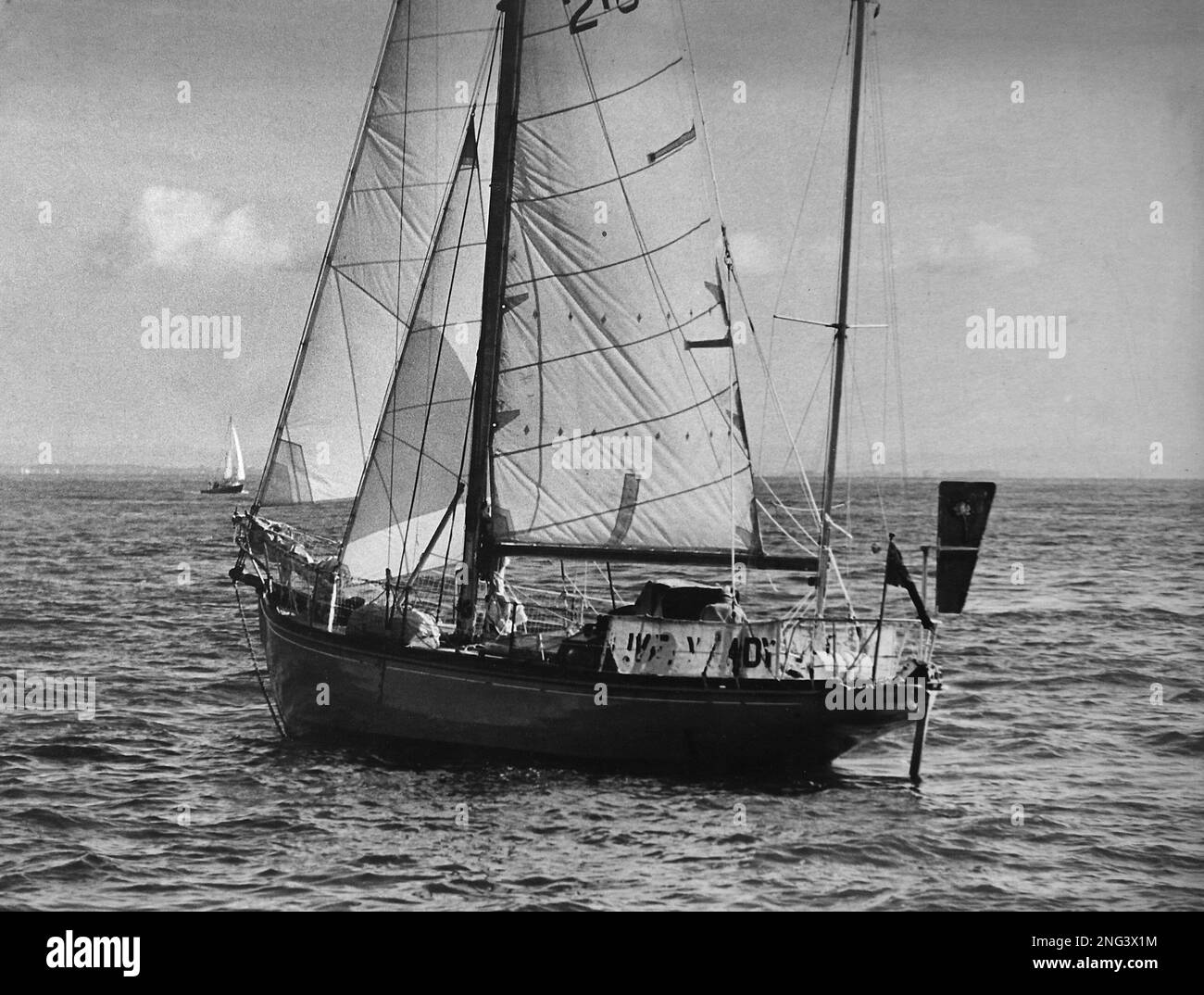 AJAXNETPHOTO. 4 JULY, 1968. SOUTHSEA, ENGLAND. - SAILING GROCER RETURNS - ALEC ROSE AT THE HELM OF HIS 36FT KETCH LIVELY LADY AS SHE RETURNED TO PORTSMOUTH AT THE END OF HIS SOLO ROUND THE WORLD VOYAGE. THE GREENGROCER FROM SOUTHSEA SAILED FROM THE CITY ON JULY 16TH, 1967. HIS WAS THE ONLY YACHT UNDER 40FT TO HAVE SAILED AROUND THE WORLD WITH TWO STOPS OR LESS AND THE SECOND YACHT OF ANY SIZE TO HAVE COMPLETED THE 28,000 MILE VOYAGE. ROSE WAS ALSO THE SECOND GROCER IN HISTORY TO BE ELECTED A MEMBER OF THE ROYAL YACHT SQUADRON.(FIRST WAS SIR THOMAS LIPTON). PHOTO:JONATHAN EASTLAND/AJAX REF:0719 Stock Photo