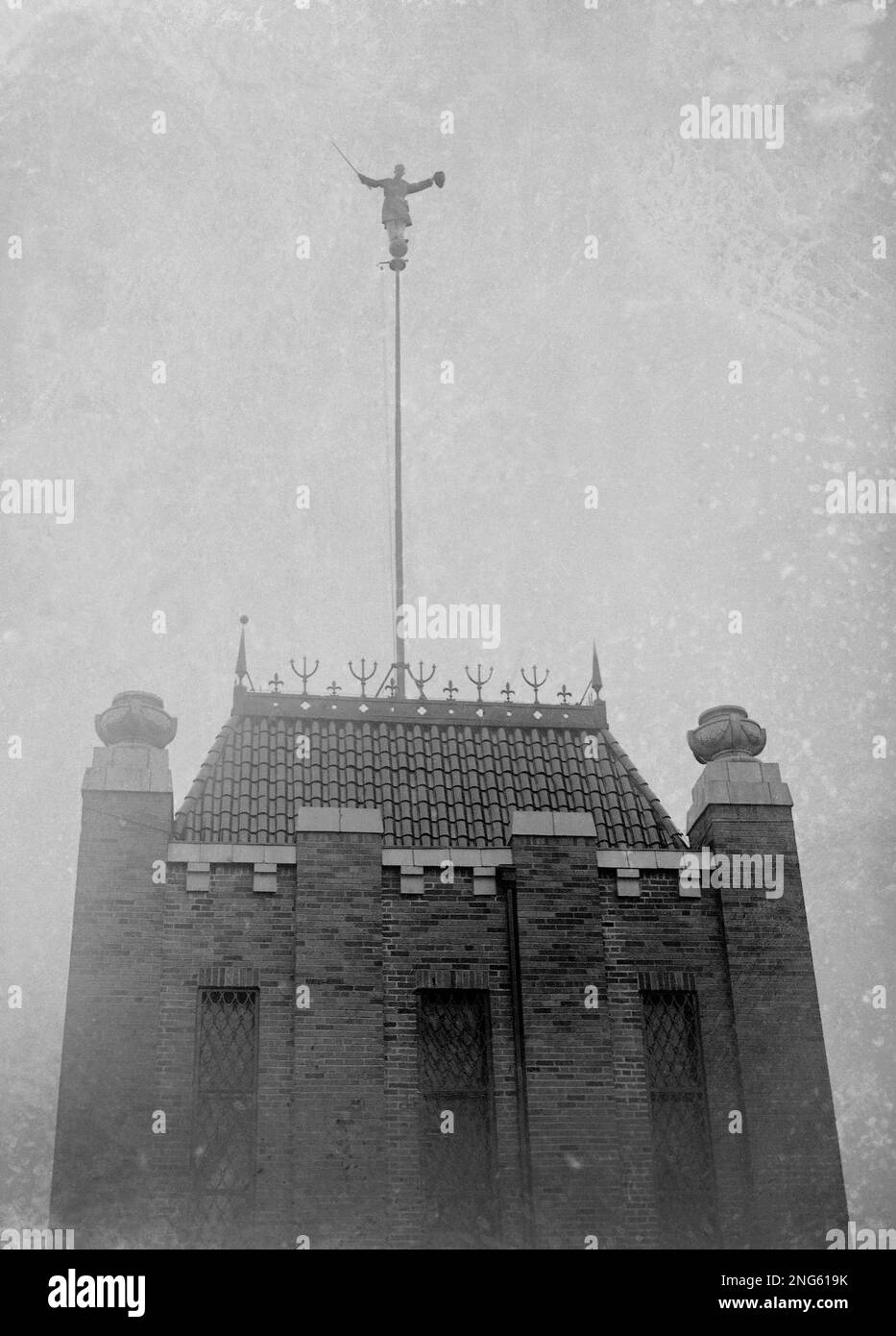 Alvin "Shipwreck" Kelly, former World's Champion Flagpole Sitter, out