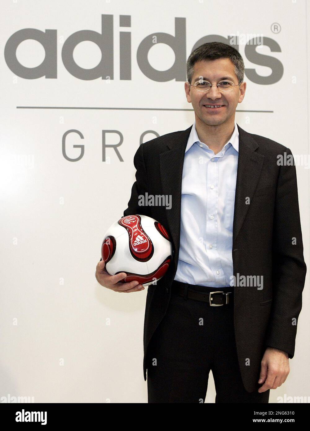Herbert Hainer, Vorstandsvorsitzender der Adidas Group, posiert am  Mittwoch, 7. Maerz 2007, in Herzogenaurach vor der Bilanz-Pressekonferenz  des Unternehmens. Im Geschaeftsjahr 2006 stieg der Konzernumsatz des  Sportartikelherstellers waehrungsbereinigt ...