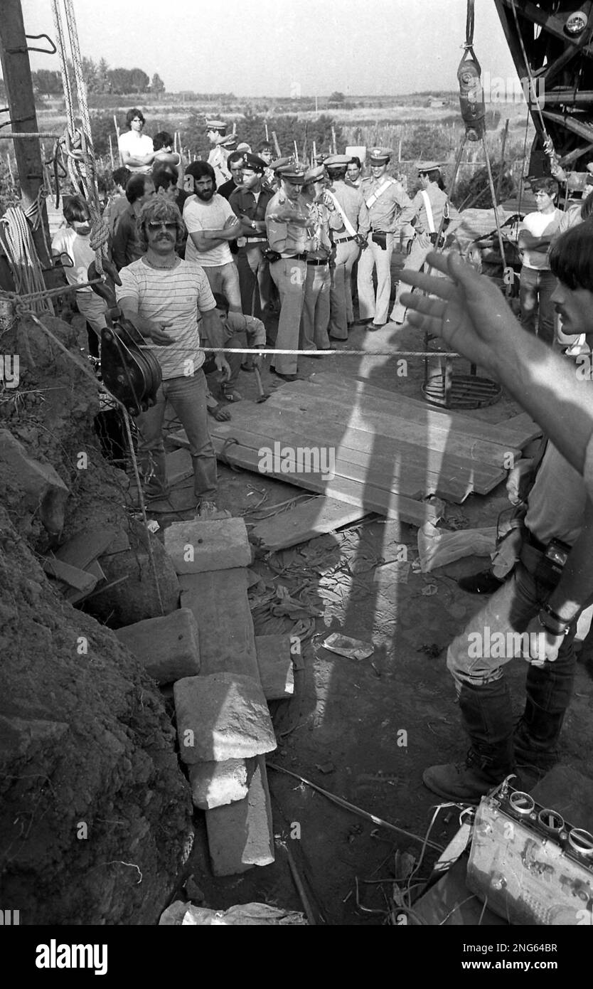 Rescuers of Alfredo Rampi, the child who fell into a well at