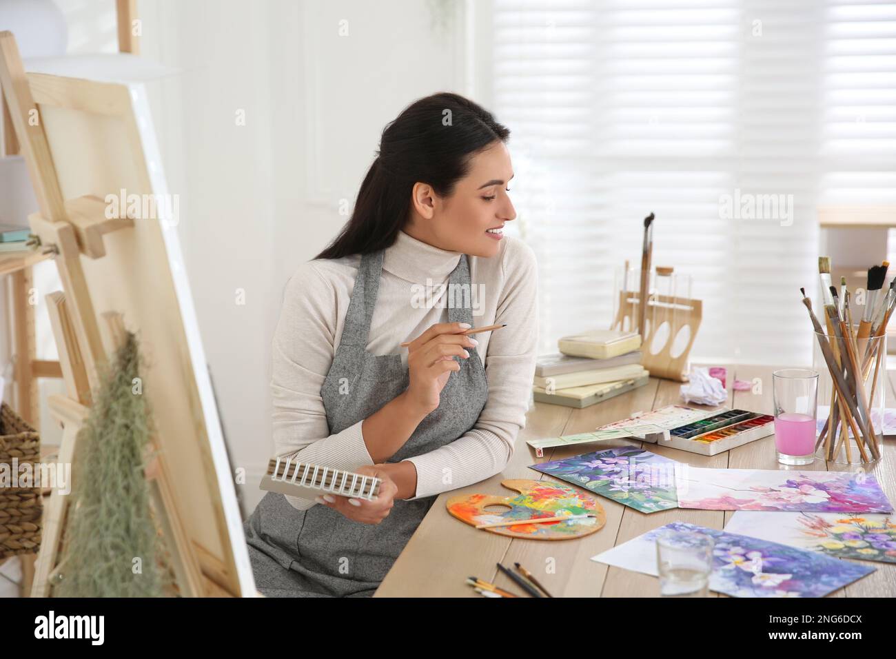 Young woman drawing in class hi-res stock photography and images - Alamy