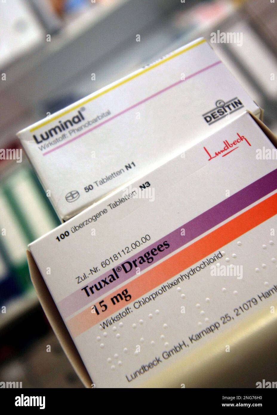 Die Medikamente "Truxal" und "Luminal", fotografiert in einer Apotheke in  Frankfurt am Main am Donnerstag, 14. Dezember 2006. (AP Photo/Bastian  Foest) ------- Packs of the pharmaceuticals "Truxal" and "Luminal" are  pictured at