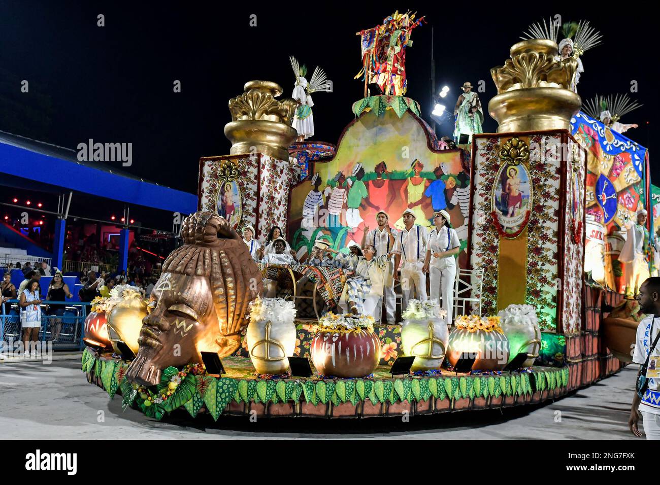 Rio De Janeiro, Brazil. 19th Feb, 2023. Problem in the coupling of the GRES  Unidos de Bangu float during the Serio Ouro Samba School Parade at the Rio  Carnival, held at the