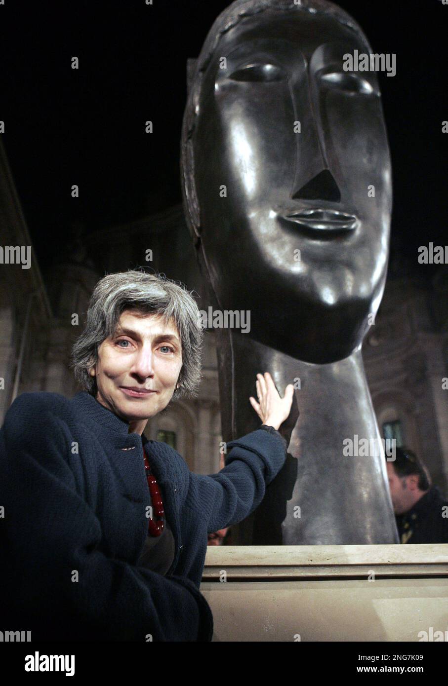 Laure Modigliani Nechtschein, the granddaughter of Italian 20th century  painter and sculptor Amedeo Modigliani, reacts after unveiling a  large-scale bronze replica of a 1911 statue called \, image size:907x1390