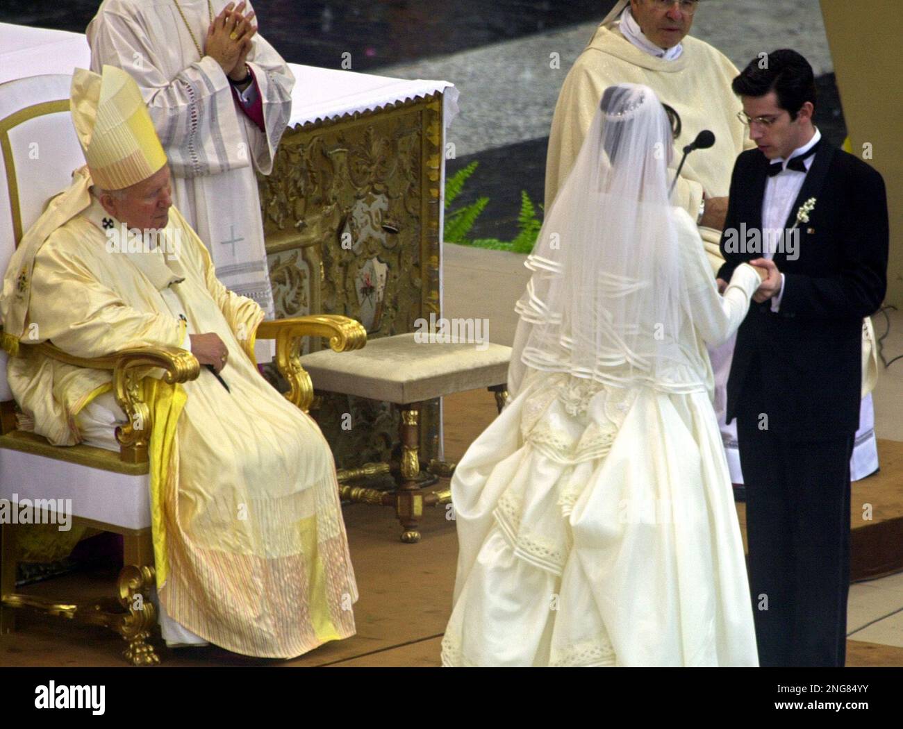 Jose' Zermeno, right, and Veronika Garcia, center, Mexico City, wed in