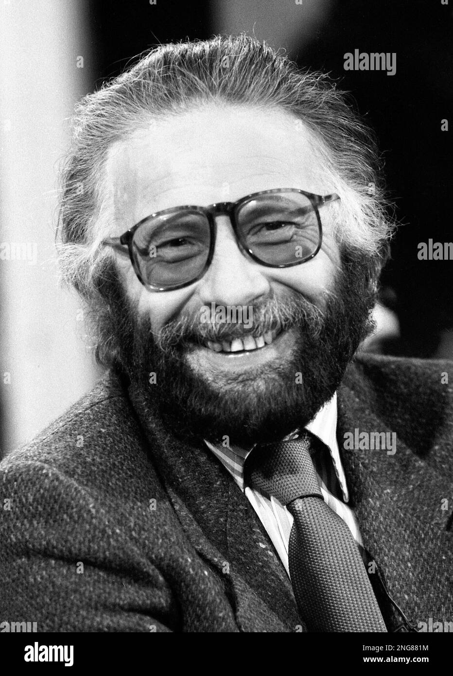 German writer Fritz J. Raddatz who was in charge for the feuilleton of the German newspaper 'Die Zeit' (the time) flashes a smile during the 'channel free Berlin' TV talk show "Leute" (people) February 14, 1986 in Cafe Kranzler in Berlin, West Germany. (AP Photo/Andreas Schoelzel) --- Fritz J. Raddatz ex-Feuilleton-Chef der "Zeit" am 14. Februar 1986 in der Sender Freies Berlin (SFB) Talkshow "Leute" im Berliner Cafe Kranzler. (AP Photo/Andreas Schoelzel) Stock Photo