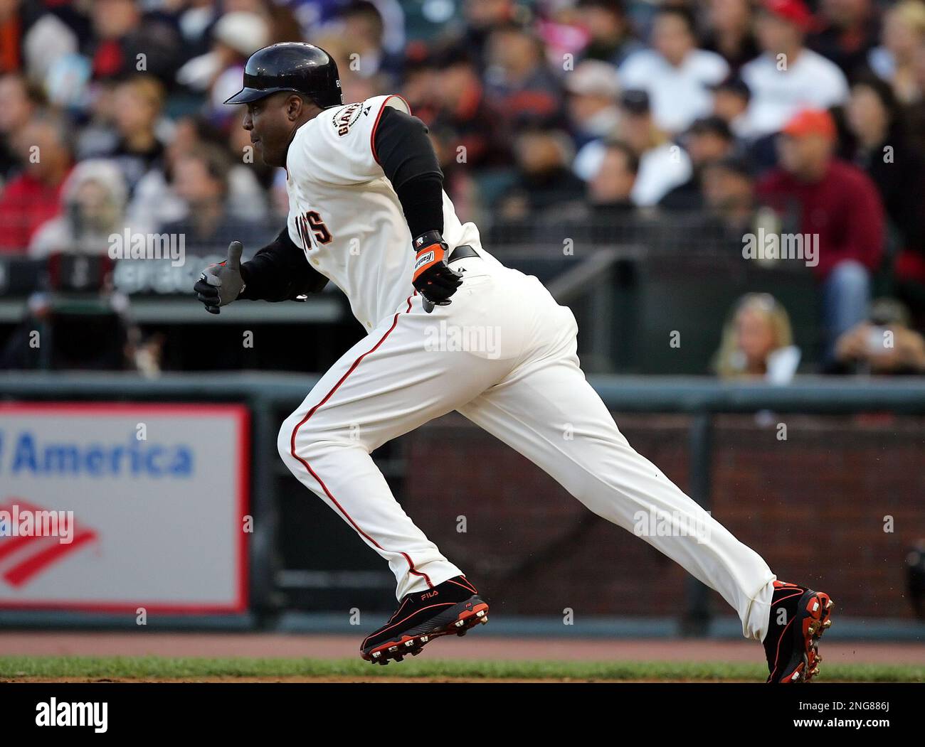 San Francisco Giants' Barry Bonds runs to first base as he grounds