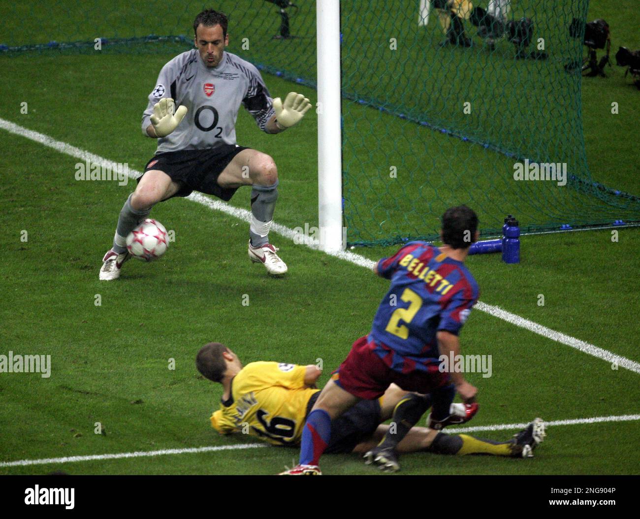 Barcelona'S Brazilian Defender Juliano Belletti, Right, Scores Against  Arsenal Goalkeeper Manuel Almunia During Their Champions League Final  Soccer Match In The Stade De France In Saint-Denis, Outside Paris,  Wednesday, May 17, 2006.