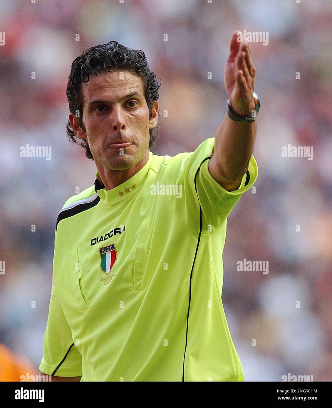 Referee Andrea De Marco during an Italian first division soccer match between AC Milan and AS Roma, at the San Siro stadium in Milan, Italy, Sunday, May 14, 2006. (AP Photo/Alberto Pellaschiar) Stock Photo