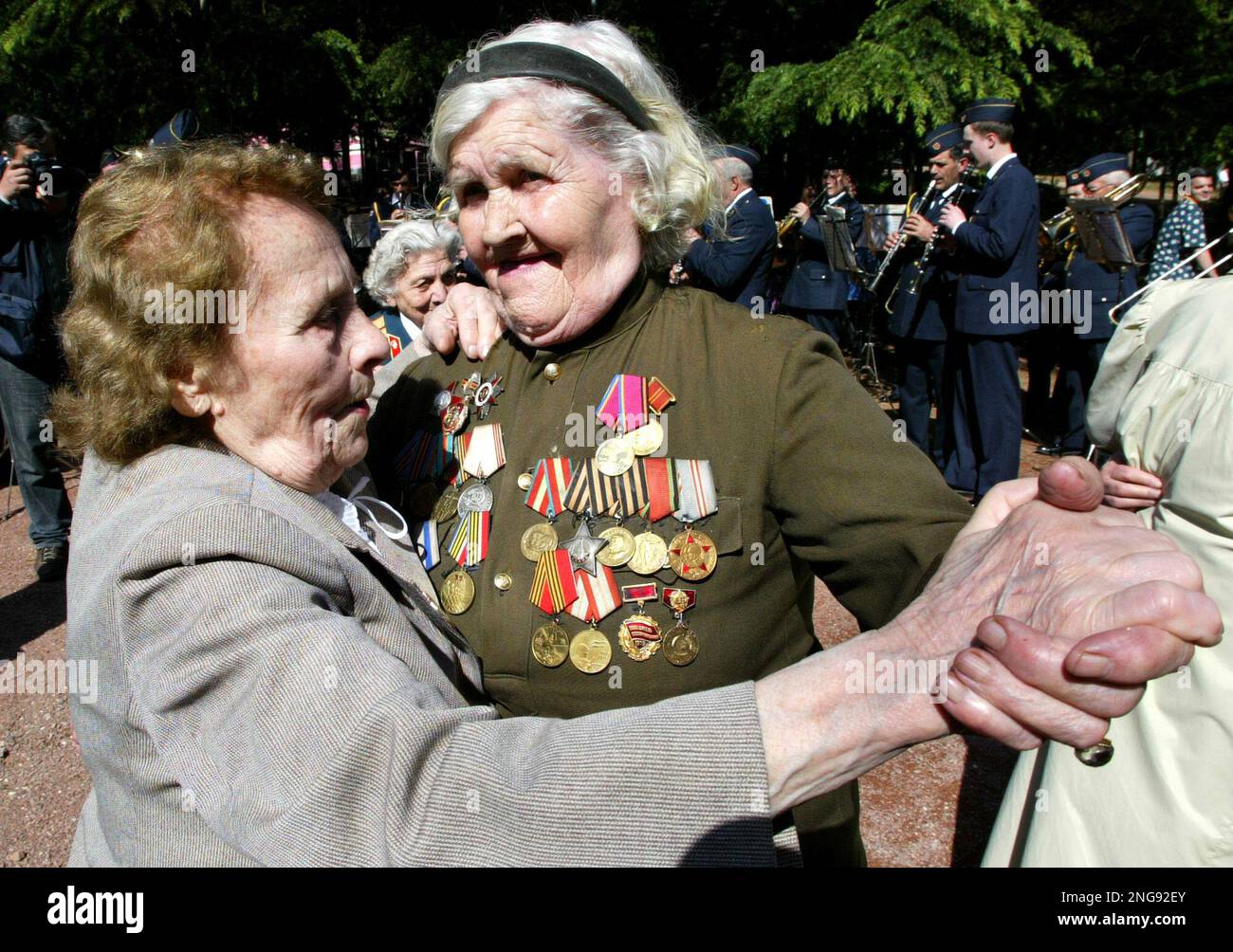 World War II veterans dance while take part in Victory Day celebrations ...