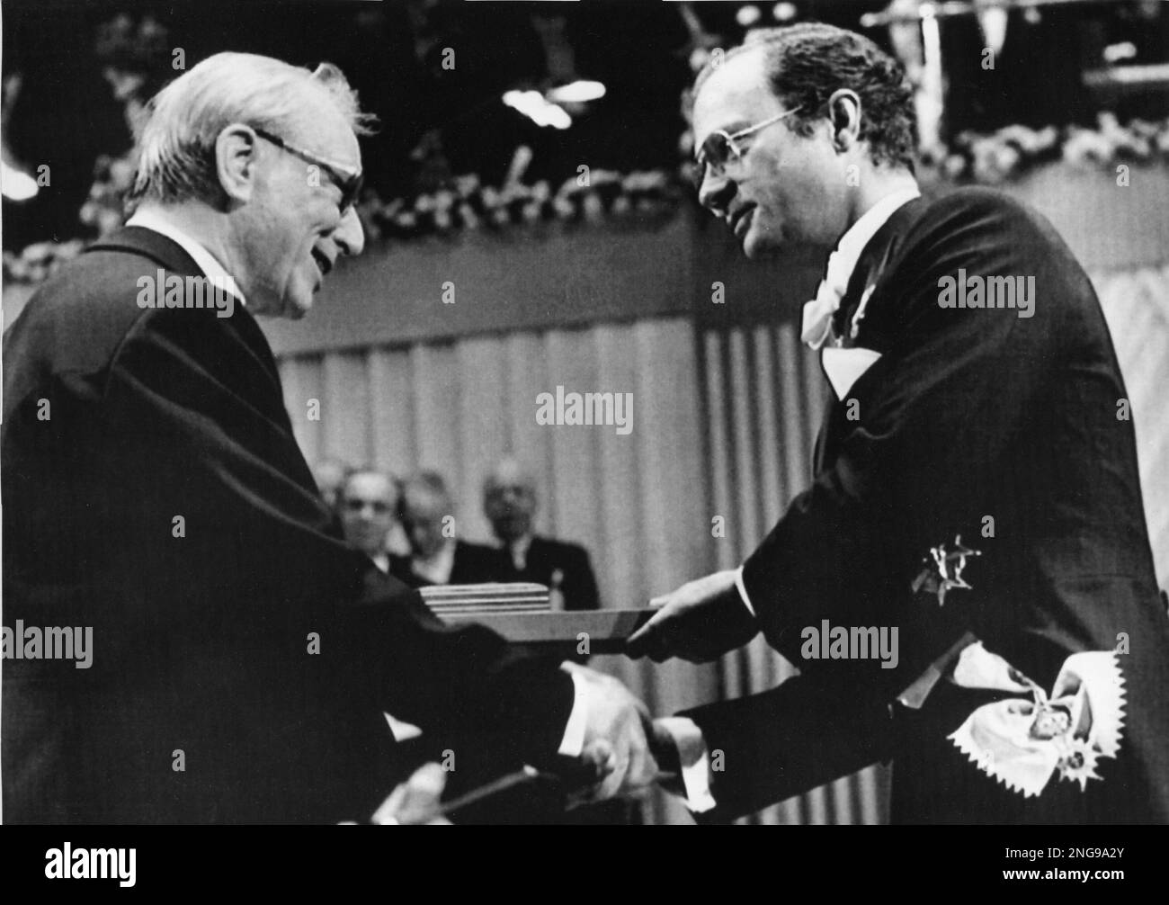 79 years old Physics professor Ernst Ruska receives the No…
