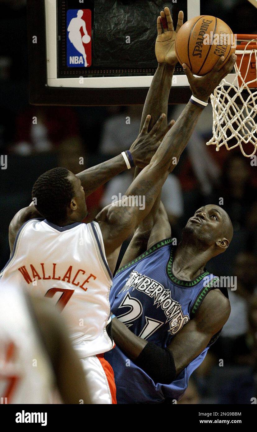 Charlotte Bobcats' Gerald Wallace (3) dunks over Minnesota