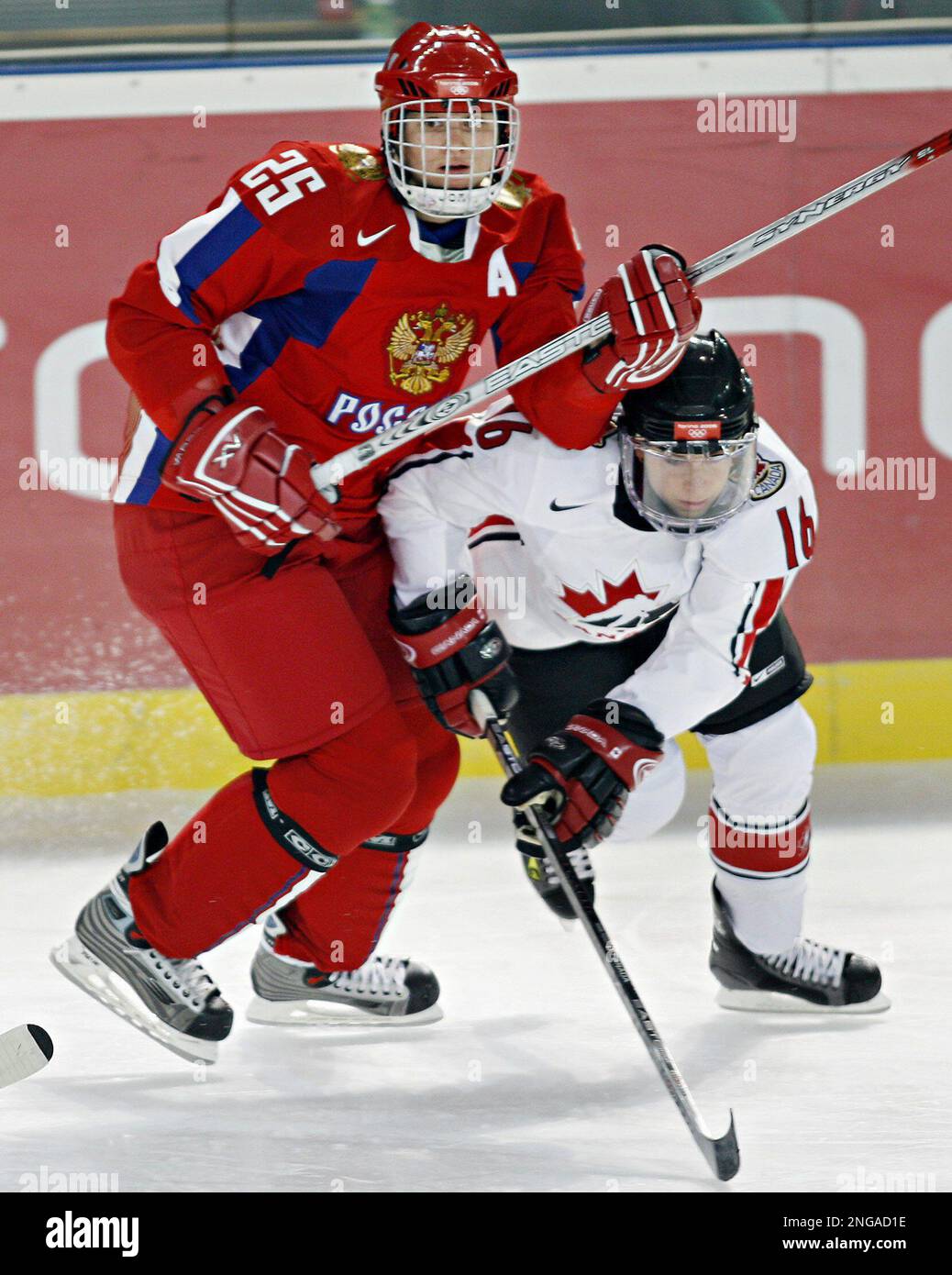 Team Canada's Jayna Hefford (16) tries to get around Team Russia's