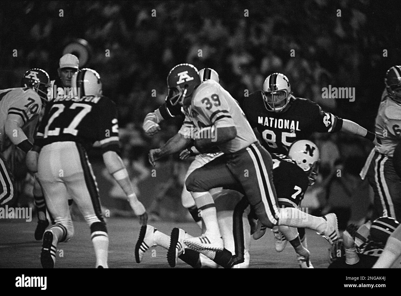 Miami Dolphins Larry Csonka (39) is off and running in the opening ...