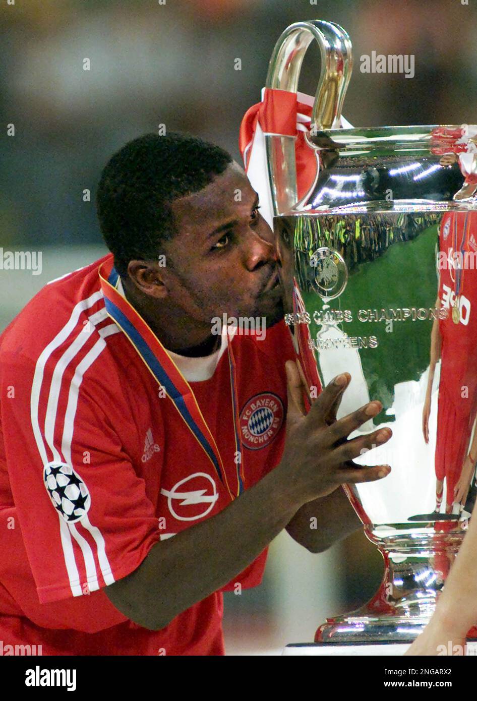Bayern Munich Samuel Kuffour of Ghana kisses the trophy at the end