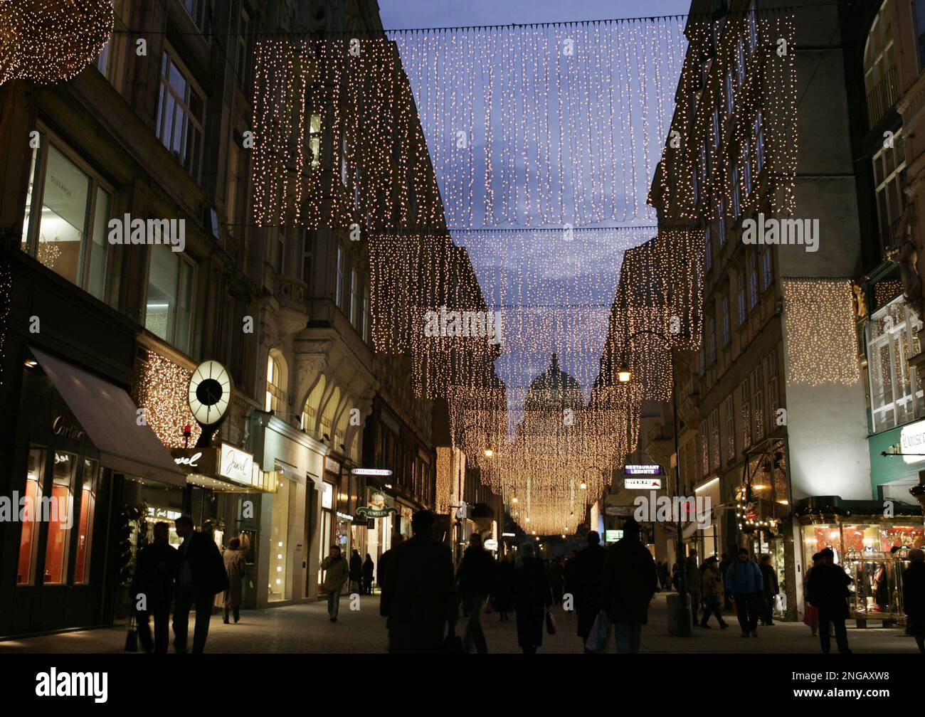 Christmas lights illuminate the shopping district "Am Kohlmarkt" in the  city center of Vienna, Austria, on Nov. 26, 2005. (AP Photo/Lilli Strauss)  --- In weihnachtlicher Beleuchtung erstrahlt die Nobel-Einkaufsstrasse "Am  Kohlmarkt" in