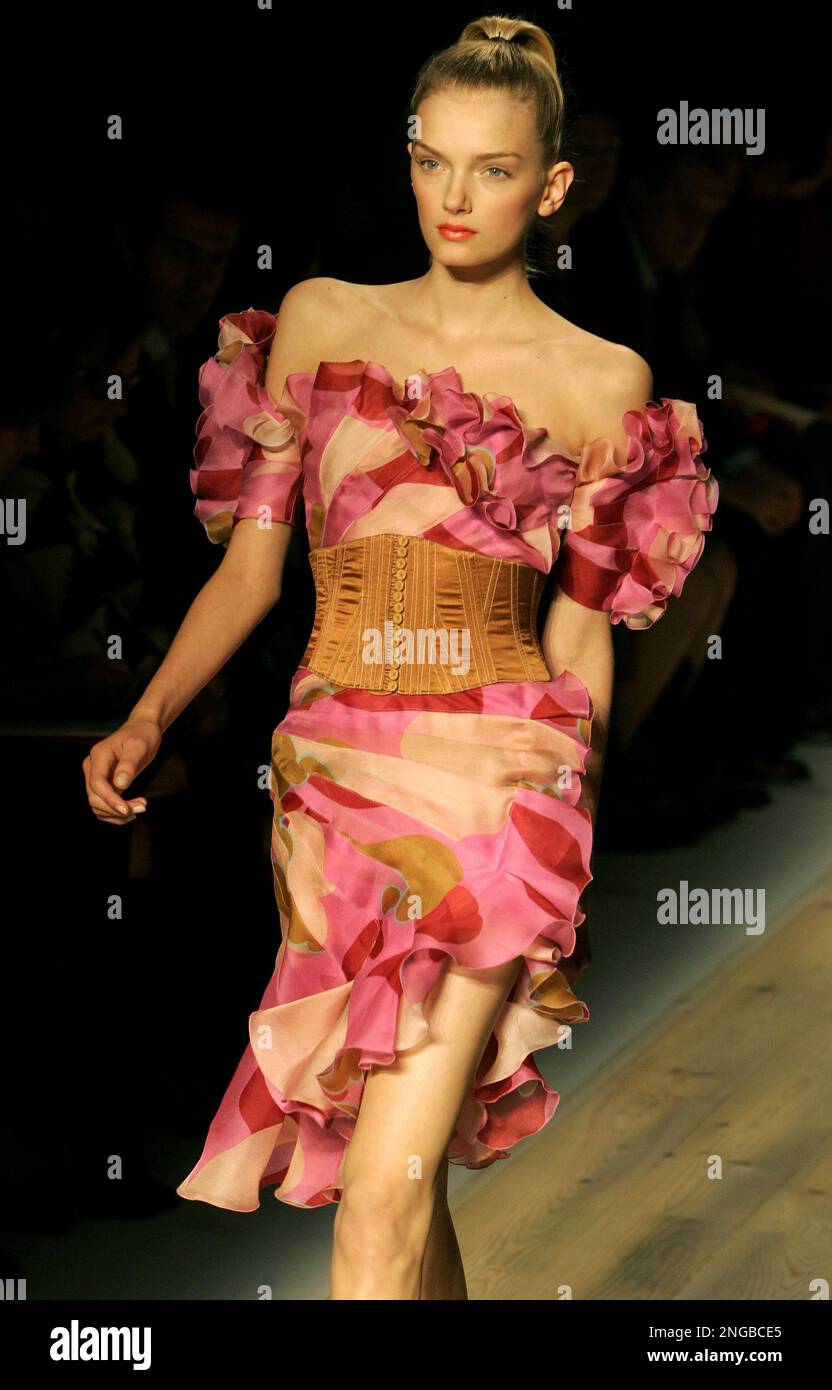 A model wears an outfit by US fashion designer Marc Jacobs for Louis Vuitton  at the Spring-Summer 2009 ready-to-wear Paris Fashion Week, October 5, 2008.  (UPI Photo/Eco Clement Stock Photo - Alamy