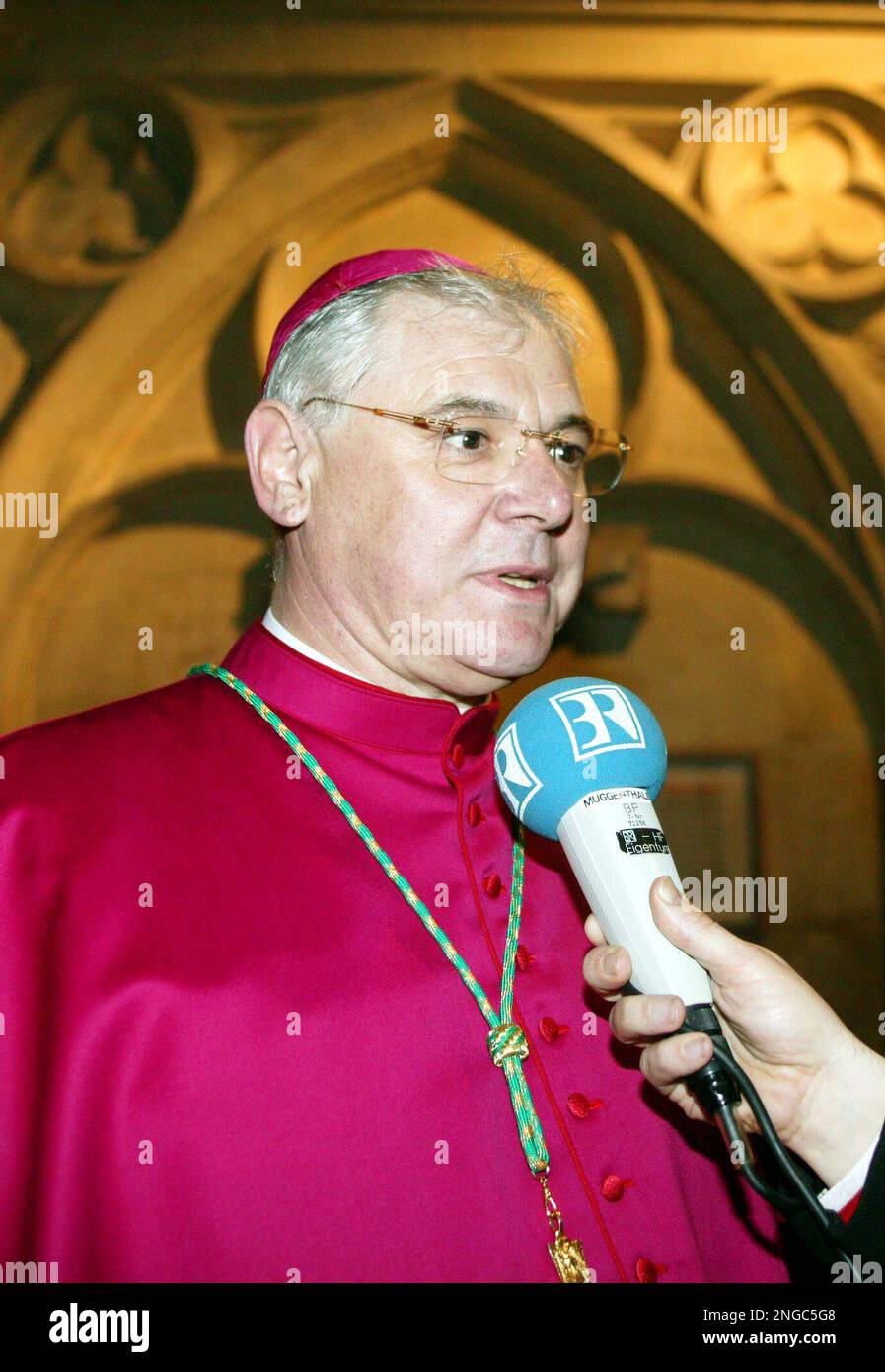 Der Regensburger Bischof Gerhard Ludwig Mueller Gibt Dienstag Nacht, 19
